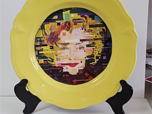 Marilyn - yellow plate  